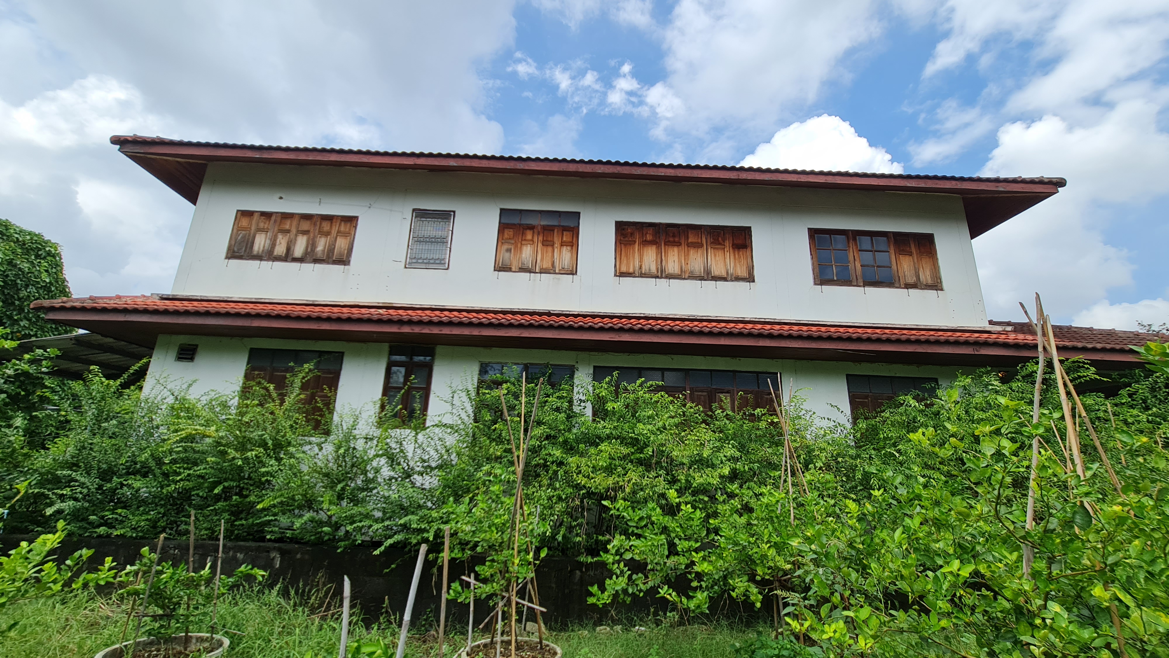 [ขายด่วน] ที่ดินแปลงใหญ่ 498 ตร.ว. พร้อมบ้านหลังใหญ่ ติดคลอง บรรยากาศร่มรื่น ย่านบางกรวย